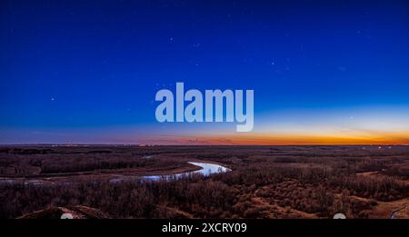 Thiis ist ein Panorama von Orion und den Wintersternen, die am 19. April 2024 in den Abenddämmerungs-Frühlingshimmel eintauchen, in ihrem letzten Abend Stockfoto