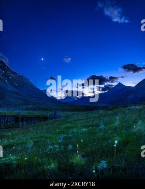 Eine Nachtkulisse unter dem Himmel der blauen Stunde auf der Red Rock Canyon Road im Waterton Lakes National Park, Alberta, mit Blick nach Westen auf die Sonne Stockfoto