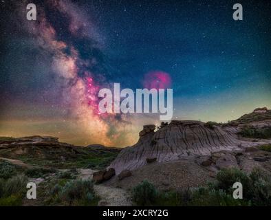 Die Milchstraße und ihre Kernregion in Sagittarius und Scorpius liegt hier tief über der Badlands-Landschaft des Dinosaur Provincial Park, Alberta. Das war t Stockfoto