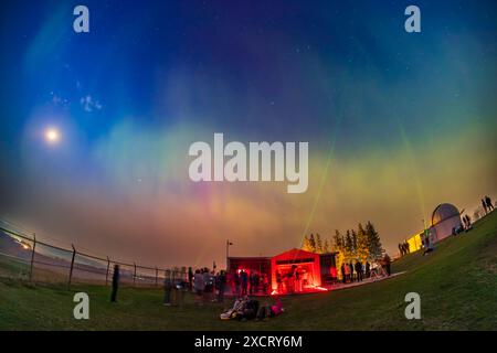 Eine aurora erscheint am 11. Mai 2024 während eines der M der RAO am Nordhimmel über dem Rothney Astrophysical Observatory der University of Calgary Stockfoto