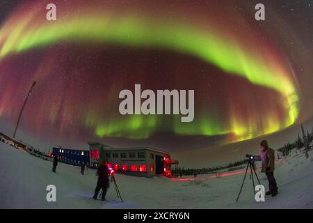 Aurora-Fotografen arbeiten am Churchill Northern Studies Centre, 10. Februar 2024 in Churchill, Manitoba. Dies war die drittbeste Nacht Stockfoto