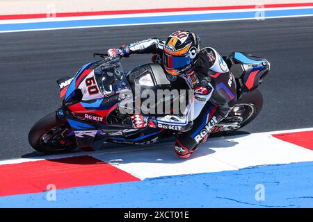 Michael Van der Mark vom Rokit BMW Motorrad WorldSBK Team mit BMW M1000 RR in Aktion während der FIM SBK Superbike World Championship Pirelli Emilia-Romagna Round - Freies Training auf dem Misano World Circuit in Misano Adriatico. Stockfoto