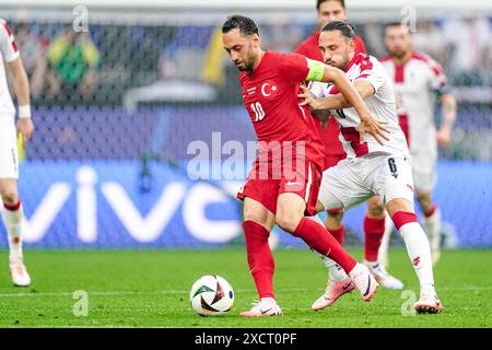 Dortmund, Deutschland. Juni 2024. DORTMUND, DEUTSCHLAND - 18. JUNI: Hakan Calhanoglu aus Turkiye kämpft am 18. JUNI 2024 im BVB Stadion Dortmund gegen Giorgi Kochorashvili aus Georgien im Spiel der Gruppe F - UEFA EURO 2024. (Foto: Joris Verwijst/BSR Agency) Credit: BSR Agency/Alamy Live News Stockfoto