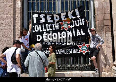 Marseille, Frankreich. Juni 2024. Demonstranten hängen während des Protestes ein Banner an einem Fenstergitter im Rathaus von Marseille auf. Aktivisten des jüdischen Kollektivs Tsedek forderten ein Ende der Apartheid durch Israels Besetzung Palästinas. (Foto: Gerard Bottino/SOPA Images/SIPA USA) Credit: SIPA USA/Alamy Live News Stockfoto