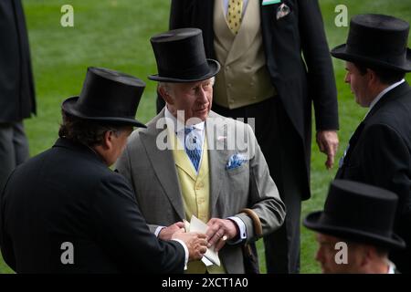 Ascot, Berkshire, Großbritannien. Der König und die Königin Camilla sehen die Pferde im Paradering am ersten Tag von Royal Ascot auf der Ascot Racecourse in Berkshire. Die Königin trug einen tiefblauen Etuimantel, einen passenden Hut und eine funkelnde Diamantbrosche. Quelle: Maureen McLean/Alamy Live News Stockfoto