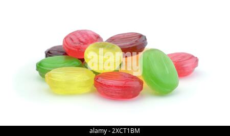 Haufen bunter Bonbons, isoliert auf weiß. Stockfoto