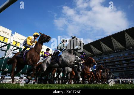 Läufer und Fahrer verlassen die Verkaufsstände am Beginn des Copper Horse Handicap am ersten Tag von Royal Ascot auf der Ascot Racecourse, Berkshire. Bilddatum: Dienstag, 18. Juni 2024. Stockfoto