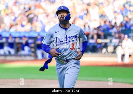 Los Angeles Dodgers Teoscar Hernández #37 wurde gratuliert, nachdem er am Dienstag, 28. Mai 2024, am 9. Inning eines Baseballspiels gegen die New York Mets im Citi Field in Corona, N.Y. einen Treffer erzielt hatte. (Foto: Gordon Donovan) Stockfoto