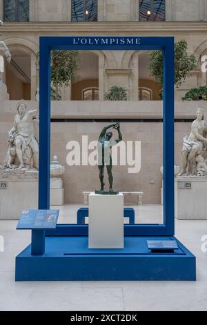 Paris, Frankreich - 06 14 2024: Le Louvre Museum. Der Olympismus, eine moderne Erfindung, ein altes Erbe. Die finnische Bronzestatuette Discus Thrower Stockfoto