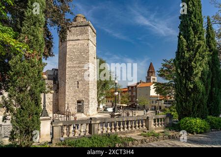 Kapitänsturm Zadar der Platz der fünf Brunnen mit Kapitänsturm und der Kirche St. Simeon, Zadar, Kroatien, Europa Five Wells Platz mit Kapitänen Towe Stockfoto