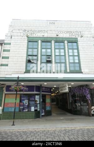 Northampton Co OP Cooperative St Giles Street Northamptonshire England Großbritannien außerhalb des hinteren hohen Gebäudes großes Fenster mit weißer Lebensmittelklamotte Arkade Stockfoto