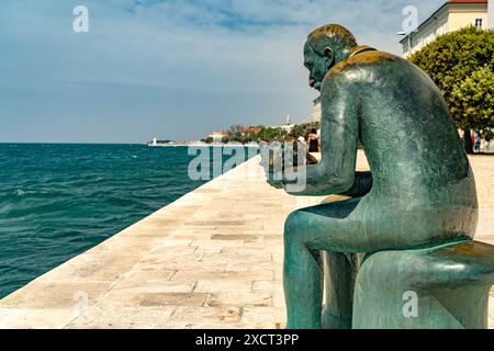 Statue Spiridon Brusina Statue Spiridon Brusina an der Promenade in Zadar, Kroatien, Europa Statue Spiridon Brusina an der Uferpromenade in Zad Stockfoto