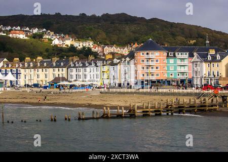 Die farbenfrohen viktorianischen und edwardianischen Gebäude entlang der Promenade von Aberystwyth in Wales Stockfoto