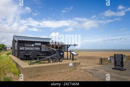 Holzhütte am Strand von Aldeburgh, die am 15. Juni 2024 frischen geräucherten Fisch in Aldeburgh, Suffolk, Großbritannien verkauft Stockfoto