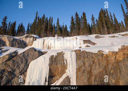 Blick aus der Nähe auf einen atemberaubenden gefrorenen Wasserfall im Norden Kanadas, Yukon Territory. In den frühen Wintermonaten in der Nähe des Little Atlin Lake. Stockfoto