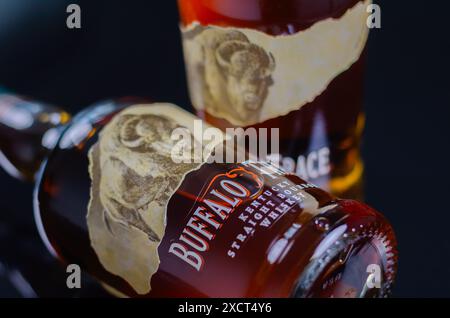 LONDON, Großbritannien - 15. FEBRUAR 2024 Buffalo Trace Kentucky Straight Bourbon Whiskey ist ein klassischer Bourbon aus der gleichnamigen Destillerie, die seit jeher auf den Markt kommt Stockfoto