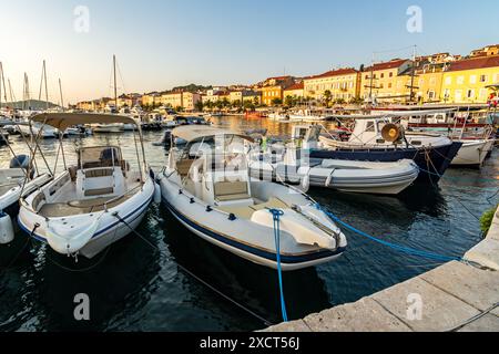 Boote bei Sonnenuntergang in der Marina von Mali auf der Insel Losinj in der Adria, Kroatien Stockfoto