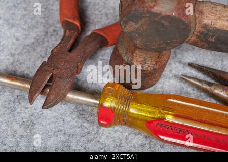 Rostige, vernachlässigte Handwerkzeuge, Zangen, Schraubendreher und Hammer! Stockfoto