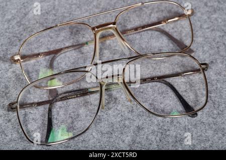 Augenbrille mit Metallrahmen für Presbyopie oder altersbedingte Weitsichtigkeit ist eine sehr häufige Veränderung des Sehvermögens für Menschen zwischen 40 und 60 Jahren!! Stockfoto