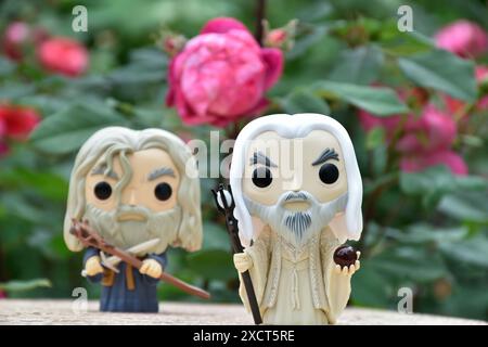 Funko Pop Actionfiguren der Zauberer Gandalf the Grey und Saruman the White aus dem Fantasy-Film der Herr der Ringe. Moody Garden, rote Rosen. Stockfoto