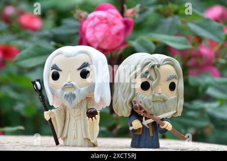 Funko Pop Actionfiguren der Zauberer Saruman der Weiße und Gandalf der Graue aus dem Fantasy-Film der Herr der Ringe. Moody Garden, rote Rosen. Stockfoto