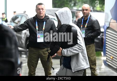Hamburg, Deutschland. Juni 2024. Andrej Kramaric aus Kroatien kommt am 18. Juni 2024 im Hotel in Hamburg an. Foto: Marko Lukunic/PIXSELL Credit: Pixsell/Alamy Live News Stockfoto
