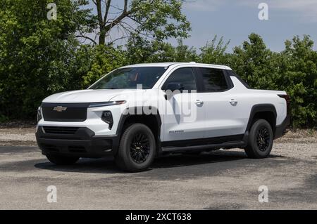 Plainfield - 16. Juni 2024: Chevrolet Silverado EV Elektrofahrzeug-Ausstellung. Chevy bietet den Silverado EV in den Modellen RST, 3WT, 4WT und Trail Boss an. MEIN:20 Stockfoto