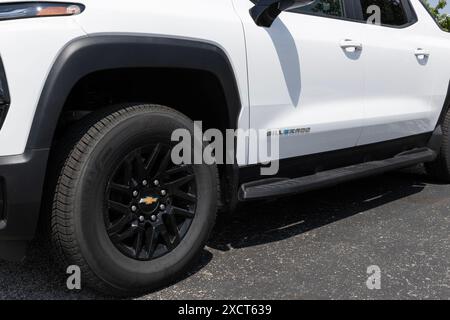 Plainfield - 16. Juni 2024: Chevrolet Silverado EV Elektrofahrzeug-Ausstellung. Chevy bietet den Silverado EV in den Modellen RST, 3WT, 4WT und Trail Boss an. MEIN:20 Stockfoto