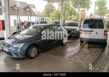 240618Hagelunwetter News ID: EN 2024-06-18Superzelle überquert Westsachsen und Erzgebirge Autofahrer rettet sich im Hagelschlag unter Tankstelle Hartenstein. Heftige Unwetter haben heute in Teilen Sachsen für Schäden gesorgt. Auch in Hartenstein zog am Abend eine sogenannte Superzelle hinweg. Dabei traten Starkregen und Hagel mit Korngrößen um 1 Zentimeter auf. Autofahrer, sterben in das Unwetter hineingefahren waren, suchten Schutz unter einer Tankstelle. Örtlich kam es zu Sturmschäden. So wurden unter anderem Äste abgebrochen und verfingen sich in Telefon oder Stromleitungen. Im Großen und Gan Stockfoto