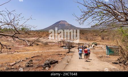 San Jacinto , Nicargaua - 16. März 2024: Wanderungen entlang der Thermalquellen von Hervideros de San Jacinto. Vulkanische Quelle in der Nähe von Leon in San Jacinto in Nicaragua, Zentralamerika Stockfoto