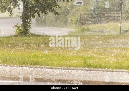 240618Hagelunwetter News ID: EN 2024-06-18Superzelle überquert Westsachsen und Erzgebirge Autofahrer rettet sich im Hagelschlag unter Tankstelle Hartenstein. Heftige Unwetter haben heute in Teilen Sachsen für Schäden gesorgt. Auch in Hartenstein zog am Abend eine sogenannte Superzelle hinweg. Dabei traten Starkregen und Hagel mit Korngrößen um 1 Zentimeter auf. Autofahrer, sterben in das Unwetter hineingefahren waren, suchten Schutz unter einer Tankstelle. Örtlich kam es zu Sturmschäden. So wurden unter anderem Äste abgebrochen und verfingen sich in Telefon oder Stromleitungen. Im Großen und Gan Stockfoto