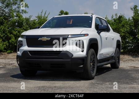 Plainfield - 16. Juni 2024: Chevrolet Silverado EV Elektrofahrzeug-Ausstellung. Chevy bietet den Silverado EV in den Modellen RST, 3WT, 4WT und Trail Boss an. MEIN:20 Stockfoto