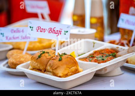 Einweg-Teller mit pav Bhaji, einem beliebten indischen Snack mit Brot und Gemüsepüree Stockfoto