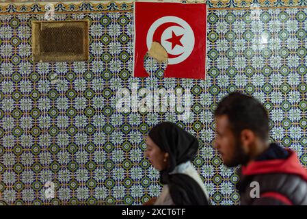 Tunis, Tunesien. Mai 2024. Typisch tunesisch dekorierte Wand eines Restaurants mit tunesischer Flagge im Weltkulturerbe Medina von Tunis. (Foto: John Wreford/SOPA Images/SIPA USA) Credit: SIPA USA/Alamy Live News Stockfoto