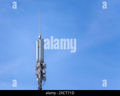 4 g Mobilfunkturm vor blauem Himmel Stockfoto