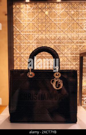 Christian Dior Handtasche aus schwarzem Leder mit goldenem Logo. Christian Dior ist ein französisches Unternehmen, dem der Modehersteller und der Einzelhandel gehört Stockfoto