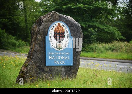 Auf der A4067 in Abercrave, Powys, Wales, ist ein Schild für den Brecon Beacons National Park abgebildet, das von Swansea nach Norden in Richtung Brecon fährt. Stockfoto