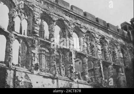 Dieses Bild zeigt die Halle des Middle Temple in London, die nach dem Blitz während des Zweiten Weltkriegs erheblich beschädigt wurde. Der Blitz bezieht sich auf die anhaltende Bombenkampagne, die von Nazi-Deutschland durchgeführt wurde, um die britische Moral und Infrastruktur zu lähmen. Der Middle Temple, eines der vier Inns of Court, das für die Ausbildung von Rechtsanwälten und Rechtsstipendien zuständig ist, verkörpert jahrhundertelange britische Rechtstradition. Stockfoto