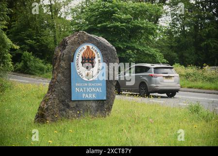 Auf der A4067 in Abercrave, Powys, Wales, ist ein Schild für den Brecon Beacons National Park abgebildet, das von Swansea nach Norden in Richtung Brecon fährt. Stockfoto