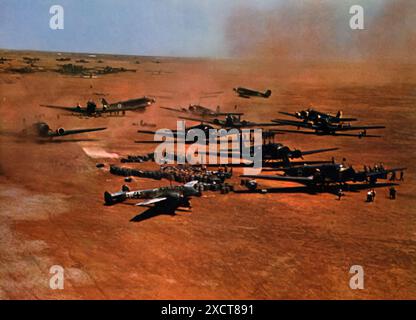 Ein Foto zeigt ein Flugzeug der Junkers Ju 52 in Afrika während des Zweiten Weltkriegs. Unermüdlich versorgte er alle Fronten mit notwendigen Verstärkungen und Vorräten. Bekannt für seine Zuverlässigkeit und Vielseitigkeit, war die Ju 52 entscheidend für die kontinuierliche Unterstützung deutscher Militäroperationen an verschiedenen Schlachtfronten im nordafrikanischen Feldzug. Stockfoto