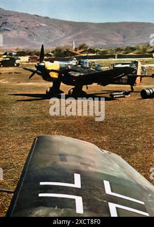 Ein Foto zeigt Stuka-Sprengbomber der Luftwaffe in Griechenland während des Zweiten Weltkriegs. Diese Flugzeuge waren maßgeblich an der deutschen Invasion Griechenlands beteiligt und lieferten präzise Luftunterstützung und zielten auf feindliche Befestigungen und Fahrzeuge ab. Die Effektivität der Stukas bei diesen Operationen unterstrich ihre Rolle in der Blitzkriegsstrategie und trug zum schnellen Vormarsch Deutschlands durch die Region bei. Stockfoto