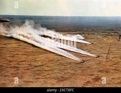 Ein Foto zeigt deutsche Jäger, die während des Zweiten Weltkriegs in der Wüste starteten. Diese Flugzeuge, die Teil der Luftwaffe waren, waren für die Erlangung der Luftüberlegenheit und die Unterstützung der Bodenoperationen im Nordafrikanischen Feldzug von entscheidender Bedeutung. Die anspruchsvolle Wüstenumgebung prüfte sowohl Piloten als auch Maschinen und unterstrich die strategische Bedeutung der Luftkraft in der weiten und rauen Landschaft des nordafrikanischen Theaters. Stockfoto