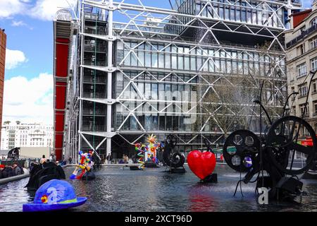 Der skurrile Strawinsky-Brunnen, Fontaine Strawinsky, neben dem Pompidou Museum, Le Centre Pompidou, 4. Arrondissement, Paris, Frankreich. Stockfoto