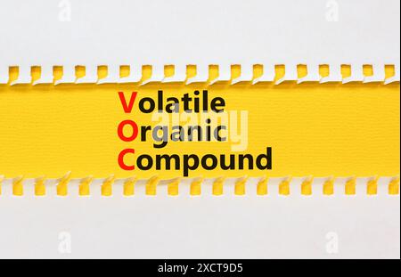 VOC-Symbol für flüchtige organische Verbindungen. Konzeptworte VOC flüchtige organische Verbindung auf wunderschönem gelbem Papier. Schöner weißer Hintergrund. Geschäftliche VOC Stockfoto
