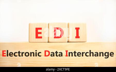 Symbol für elektronischen Datenaustausch EDI. Der elektronische Datenaustausch von Konzeptwörtern EDI auf Blöcken. Schöner weißer Hintergrund. Business und EDI Electron Stockfoto