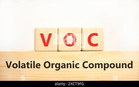 VOC-Symbol für flüchtige organische Verbindungen. Konzeptworte VOC flüchtige organische Verbindung auf schönen Holzblöcken. Schöner weißer Hintergrund. Geschäftliche VOC Stockfoto