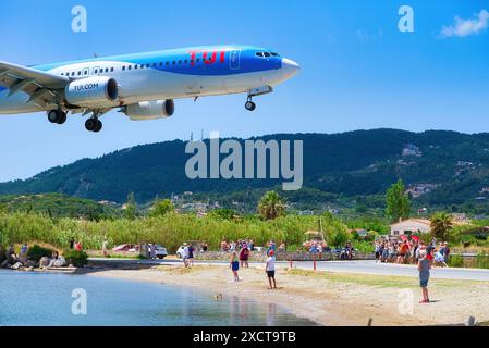 Flughafen Skiathos, Griechenland 2024. Flugzeuge. Touristen fotografieren die erstaunlichen Flugzeuglandungen. Stockfoto
