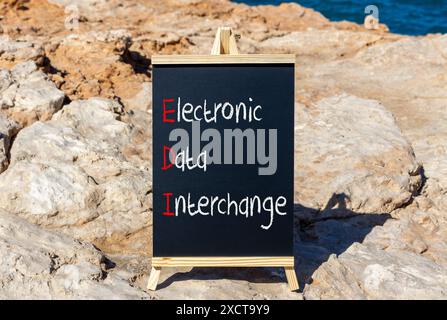 Symbol für elektronischen Datenaustausch EDI. Konzeptworte EDI-elektronischer Datenaustausch auf Tafeln. Wunderschöner Stein Meer Hintergrund. Business und EDI Stockfoto