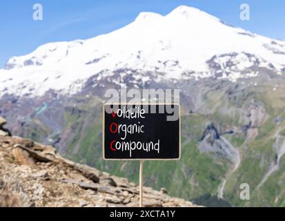 VOC-Symbol für flüchtige organische Verbindungen. Konzeptworte VOC flüchtige organische Verbindung auf schöner gelber Tafel. Wunderschöner Elbrus Hintergrund. Geschäftsleute Stockfoto