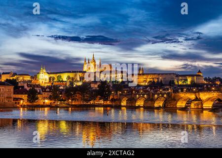 Blick auf die Prager Burg mit dem Veitsdom über die Kleinstadt Mala Strana bei Sonnenuntergang bei eingeschaltetem Licht, Tschechische Republik Stockfoto